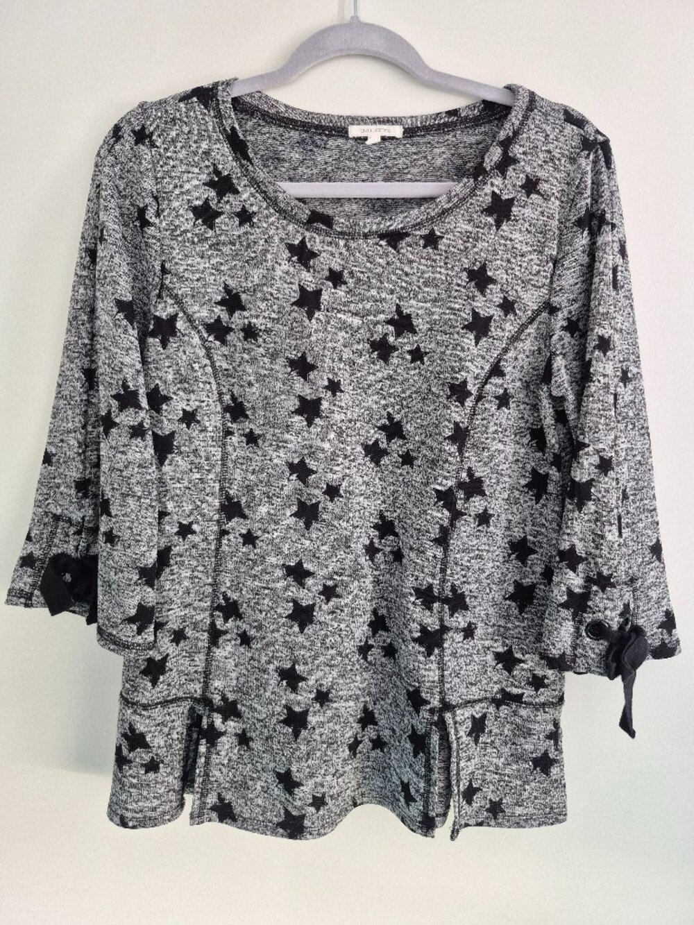 Ava James Gray Star Print Long‑Sleeve Top – Tie Cuff Detail – Size M
